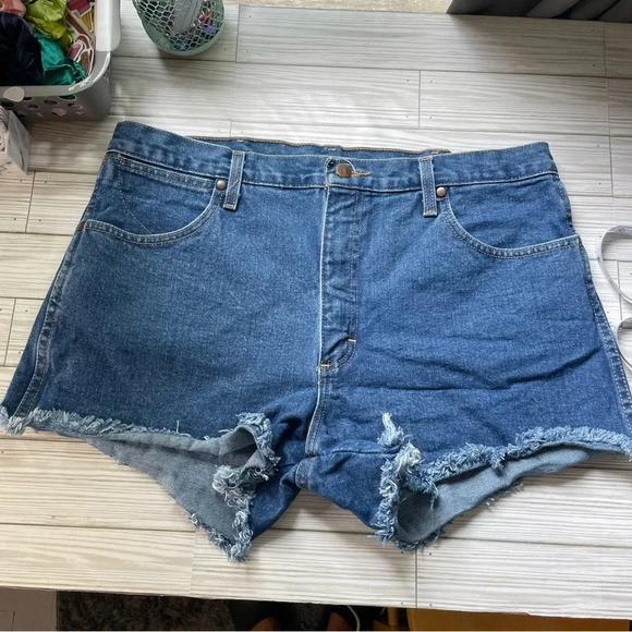 Wrangler dark wash denim shorts women’s size 32 - Picture 1 of 11